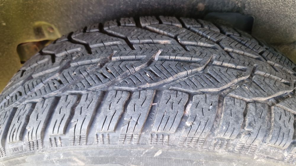 Vând anvelope iarnă Taurus 235×65/17