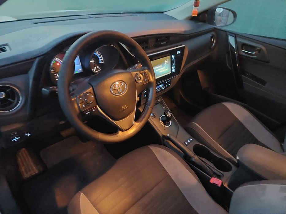 Toyota Auris Hybrid hatchback facelift 2015