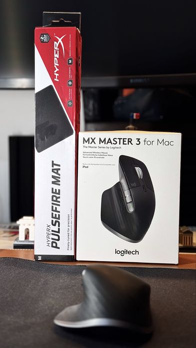 Logitech Mx Master 3 Mac + HyperX Mousepad