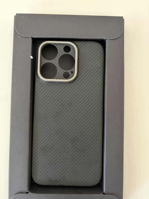 Husa fibra carbon iphone 16 pro