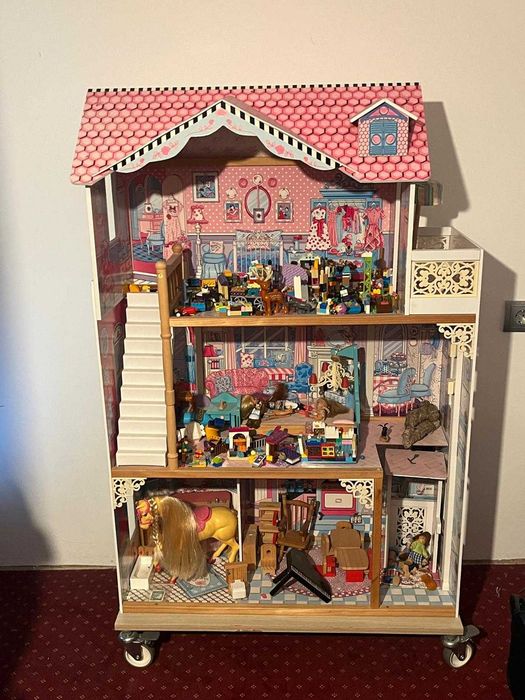 casuta de papusi de lemn cu lift si accesorii