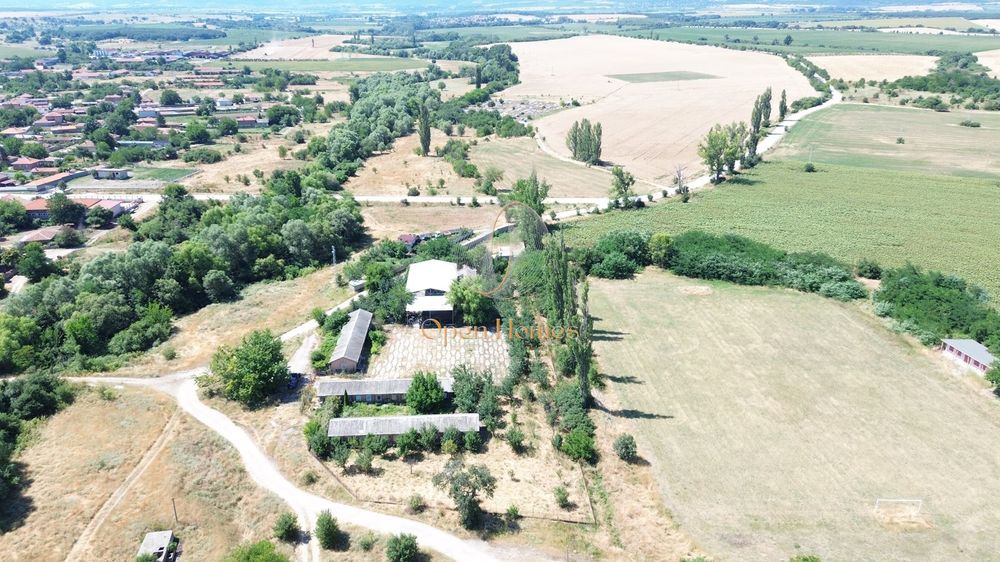 Бунгала, метална конструкция и 6 дка УПИ в Златовръх