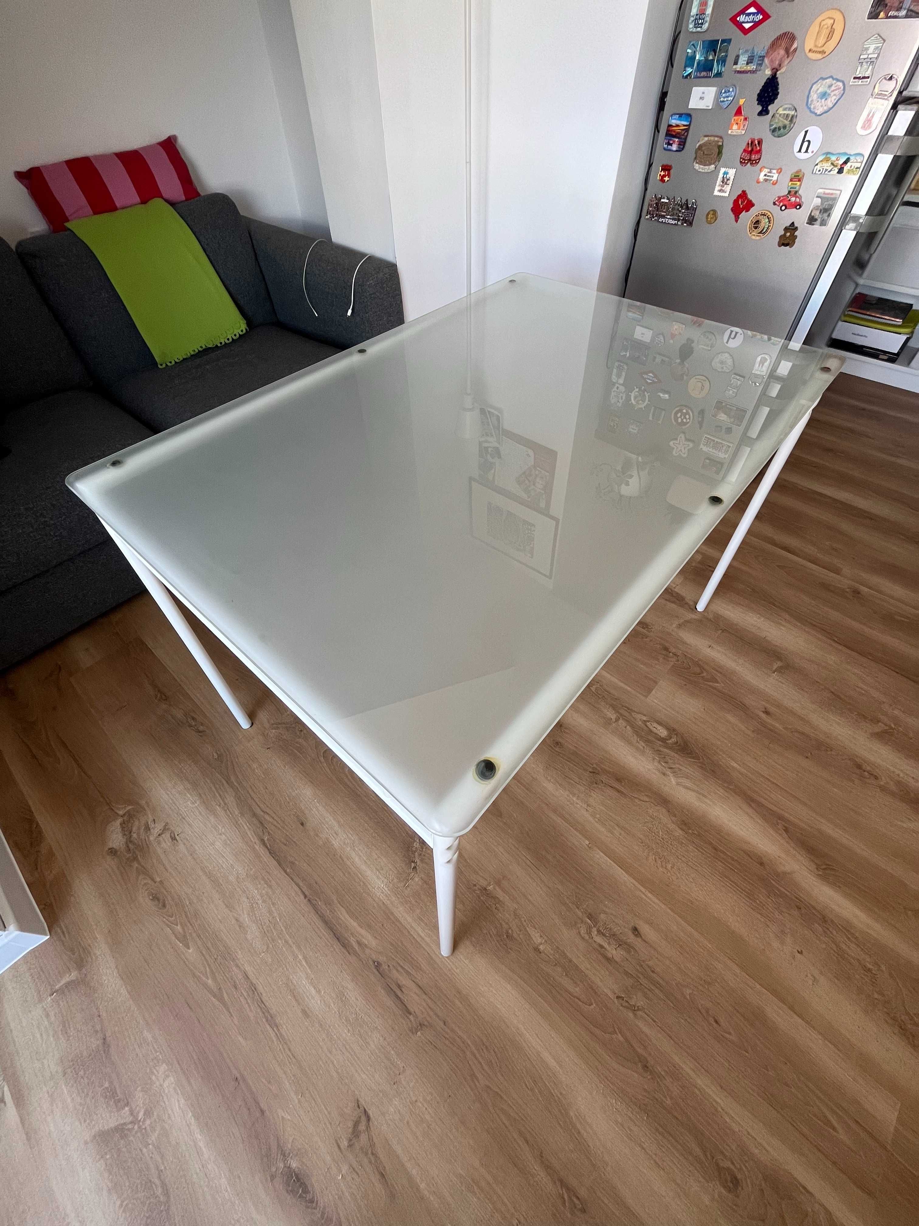 Трапезарна маса IKEA със стоманена основа и стъклен плот