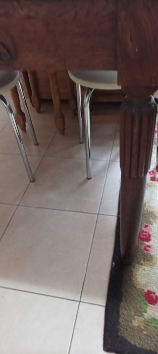 Masa deosebita de lemn