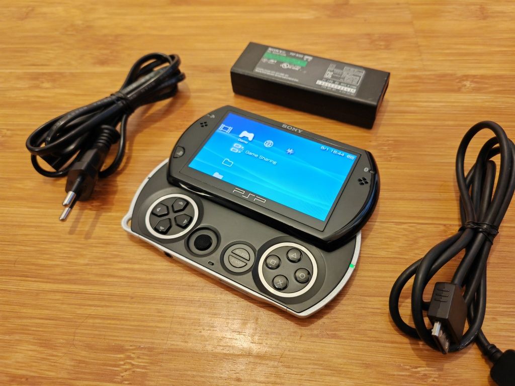 Sony Playstation Portabil PSP GO  , ca nou, charger original.
