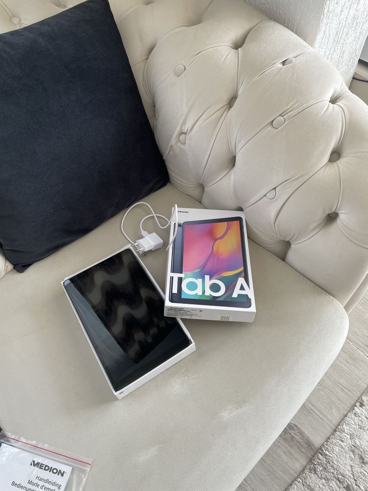 Таблет samsung galaksi tab A и калъф с клавиатура за него