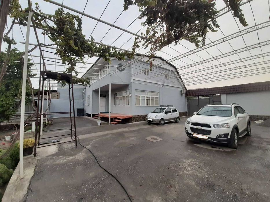 Ховли уй сотилади. 8 сотих, 8 хона.