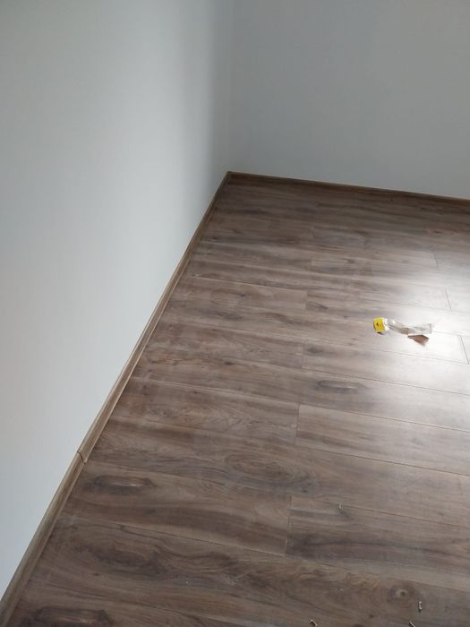 Zugrav, faiantar, electrician.