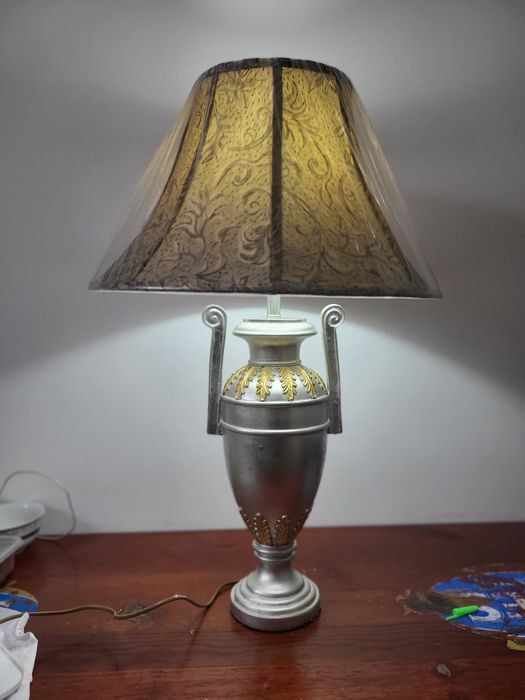 Настольная лампа с абажуром
