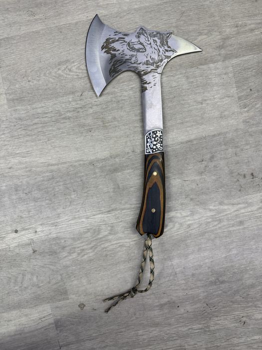 Топор с гравировкой волка