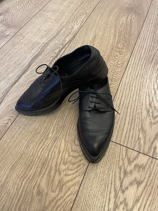 Черни обувки с остър връх от естествена кожа