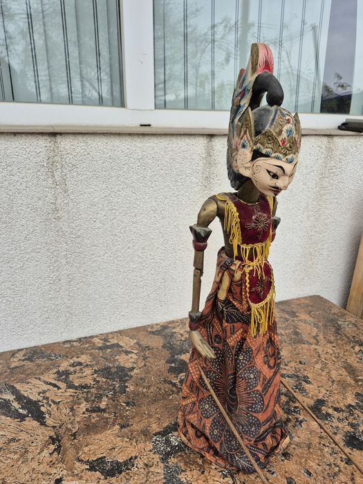 Vând o papusa statuieta lemn,scluptata pictata manual ,made Indonezia