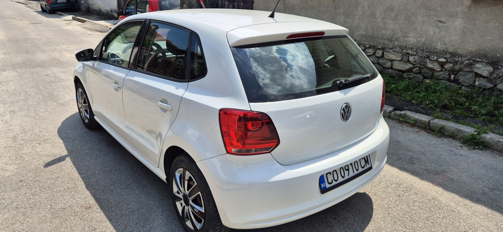 Продавам лек автомобил Volkswagen Polo