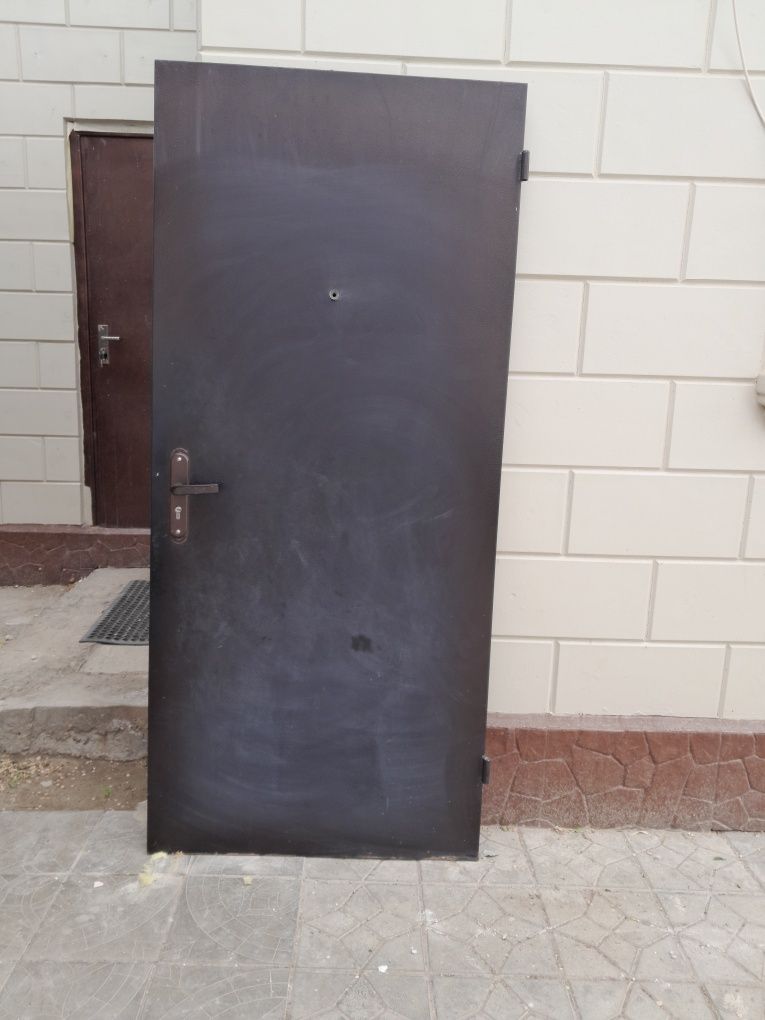 Железная дверь с косяком