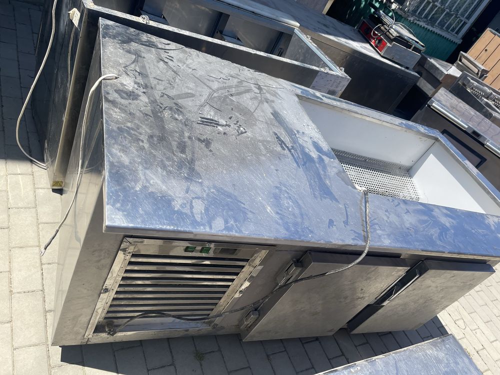 Masă frigorifică profesională 2 uși + compartiment expunere – inox