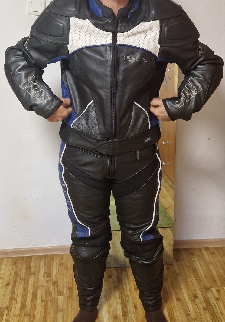 Vând costum moto gp în stare foarte bună