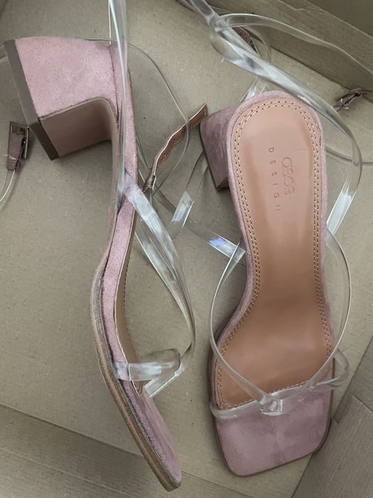 Обувки на нисък ток