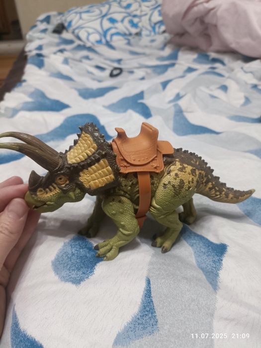 Динозавр трицератопс