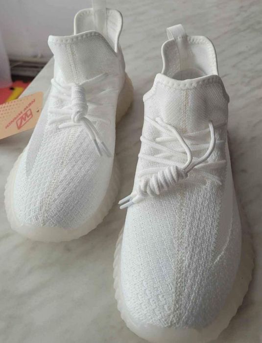 Adidasi noi din pânză