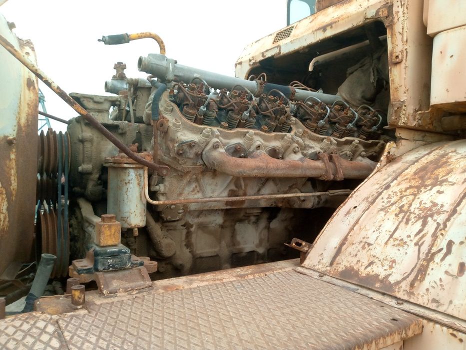 Ka 700 kasemsot traktor sotiladi