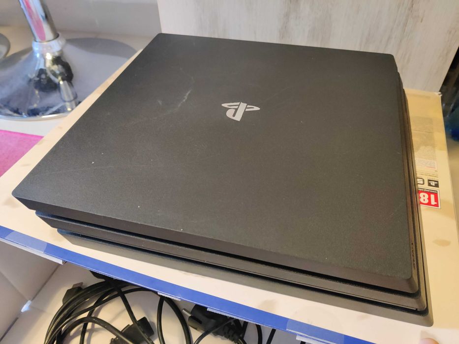 PS4 pro impreuna cu 2 controllere, suport pentru controller