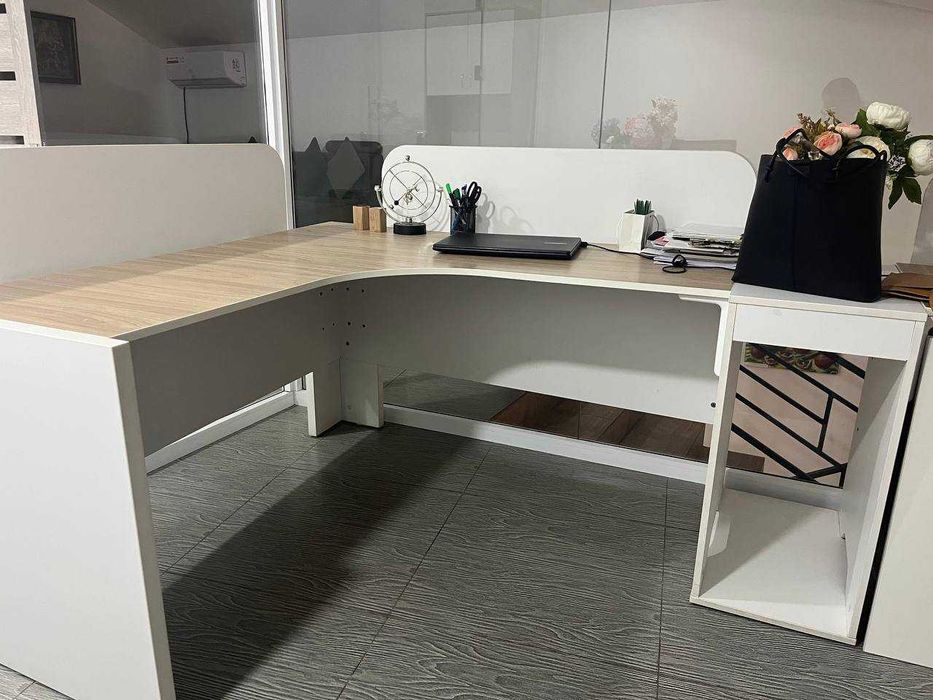 Офисный рабочий стол в современном стиле