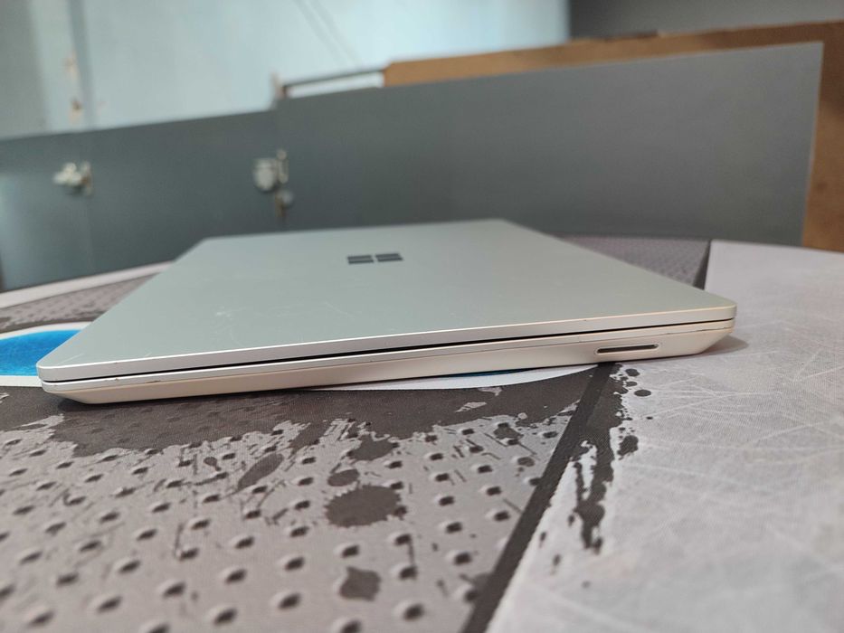 Мощный офисный ноутбук Microsoft Surface i5-1035G1 16/256