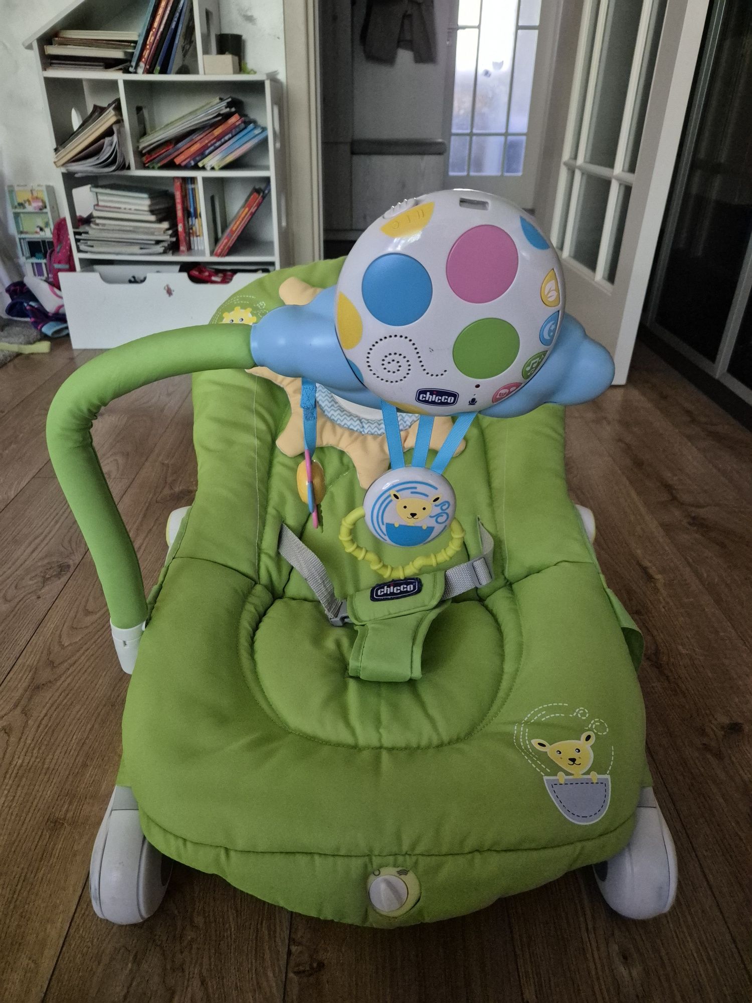 Chicco Baloon шезлонг с функция за люляне (батерии)