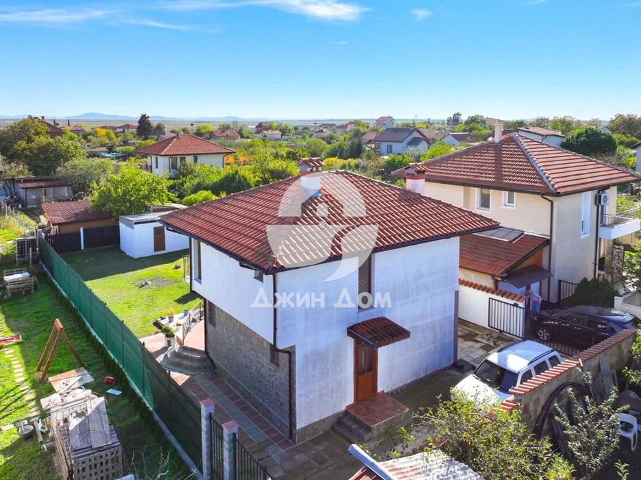 Двуетажна обзаведена къща с двор в с. Каменар, обл. Бургас