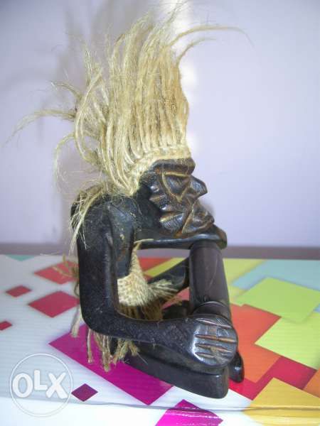 Дървена фигурка 'Мъж с тарамбука"