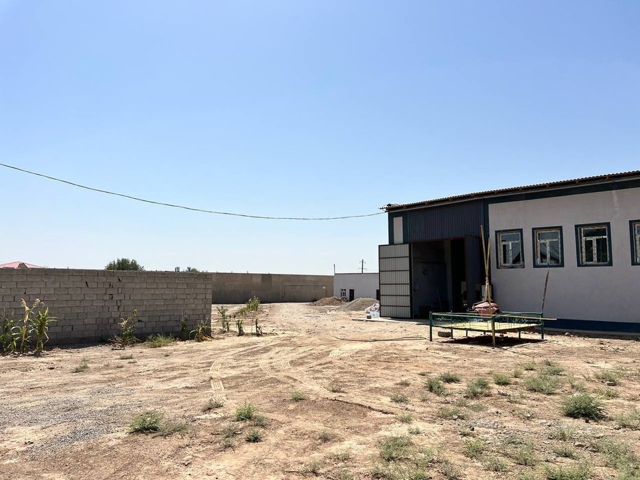 Yangi baza sotuvda