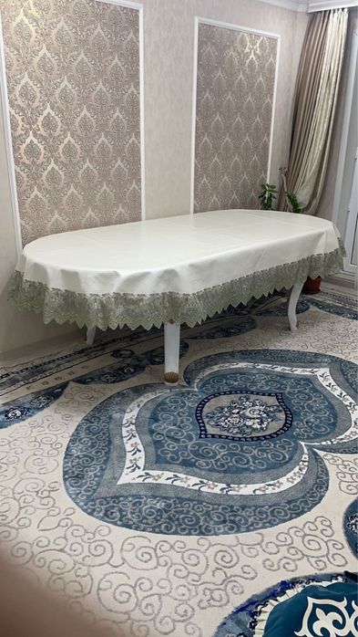 Продается б/у стол для гостиной, 3х метровый.