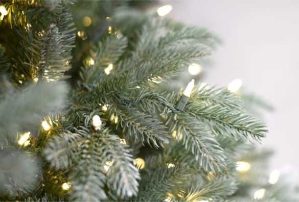 Brad artificial Frosted Mulberry cu aspect inghetat si lumini