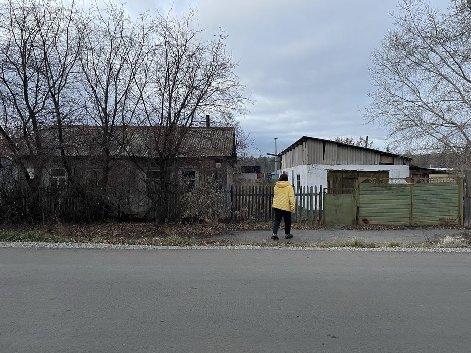 Продам земельный участок с постройками