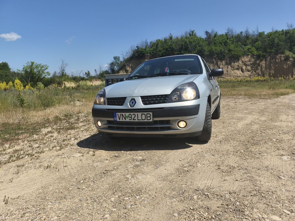 Vând Renault Clio 2 motor 12.16v proprietar fiscal pe loc