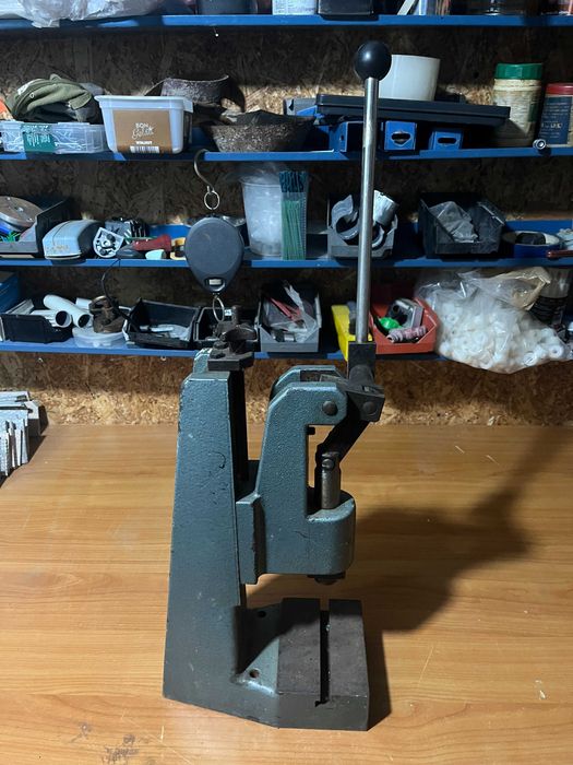 Presa industriala manuala  Schmidt, de mici dimensiuni