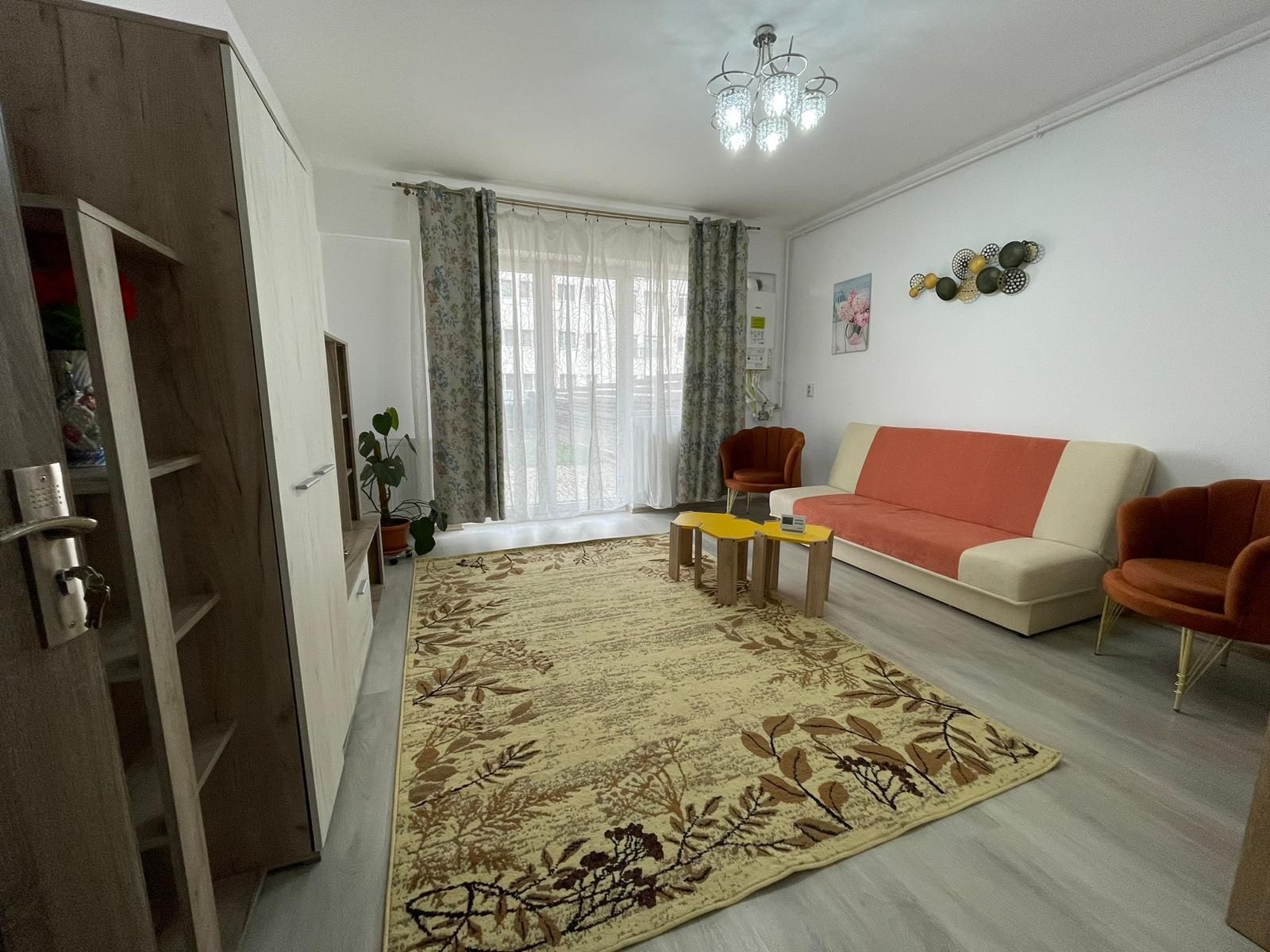 Închiriez apartament 2 camere, terasă 100mp și parcare