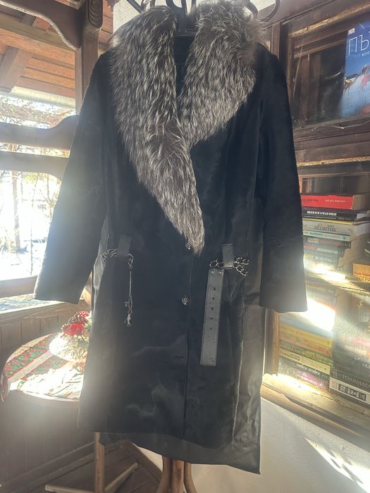 Кожено палто с кьс косьм и богата яка от сребьрна лисица