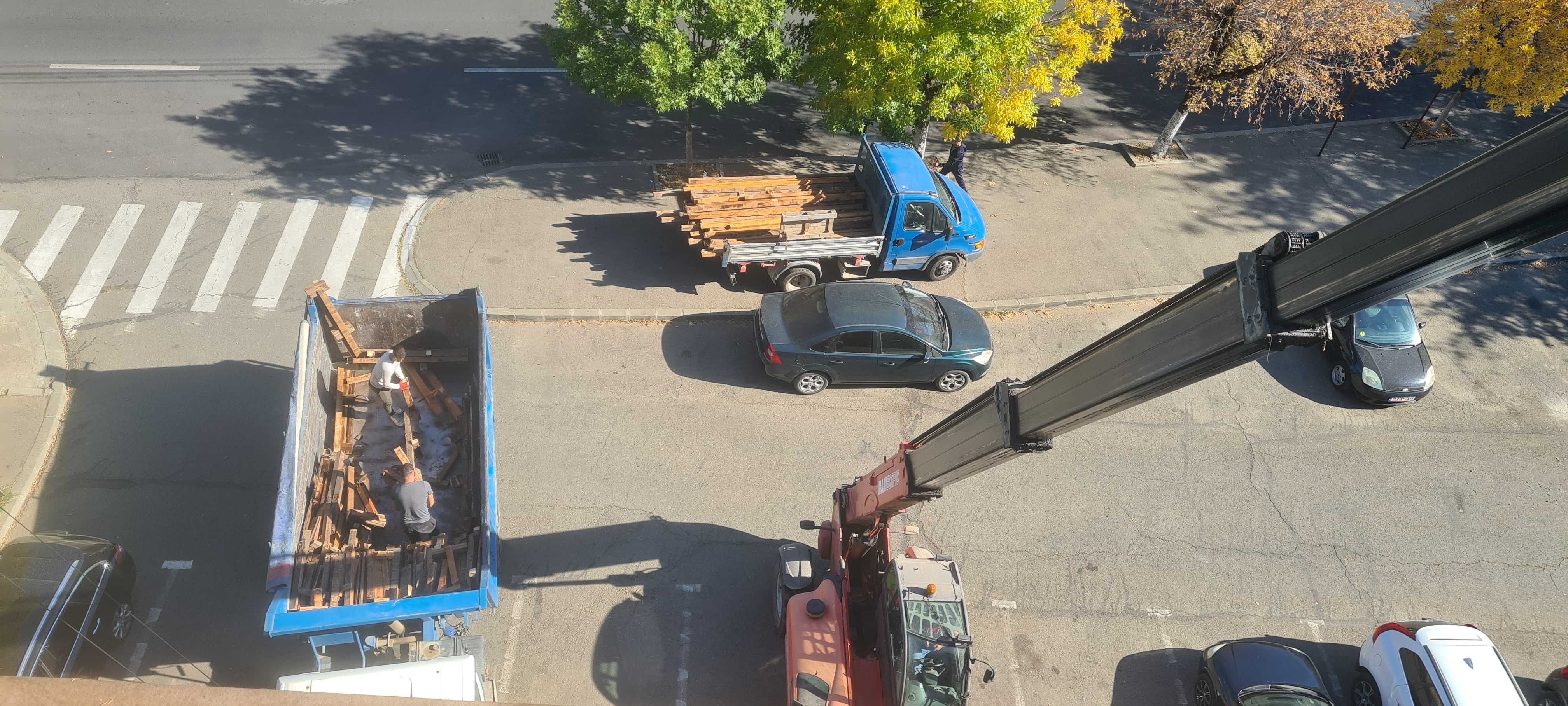 Demolari case vechi. Buldoexcavator picon, evacuare moloz Basculante