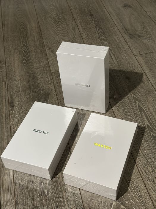 Powerbank-uri noi, sigilate / baterii externe cu incarcare solara