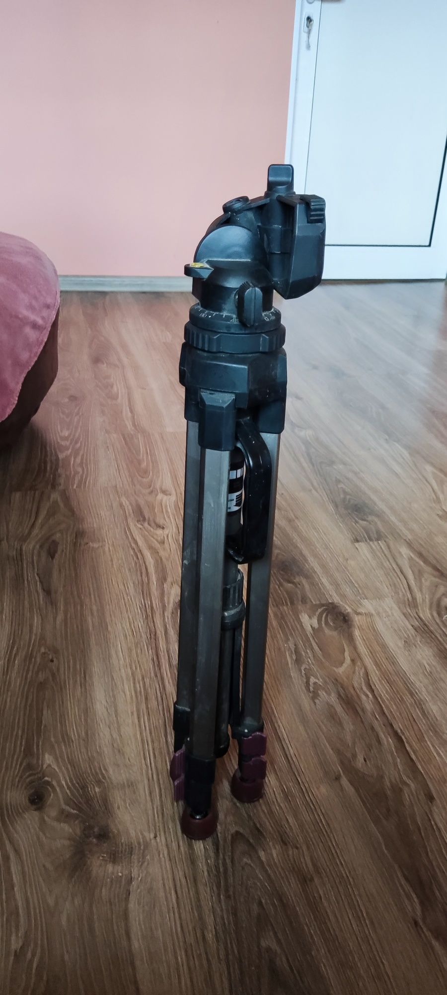 Статив /tripod/ CARENA
