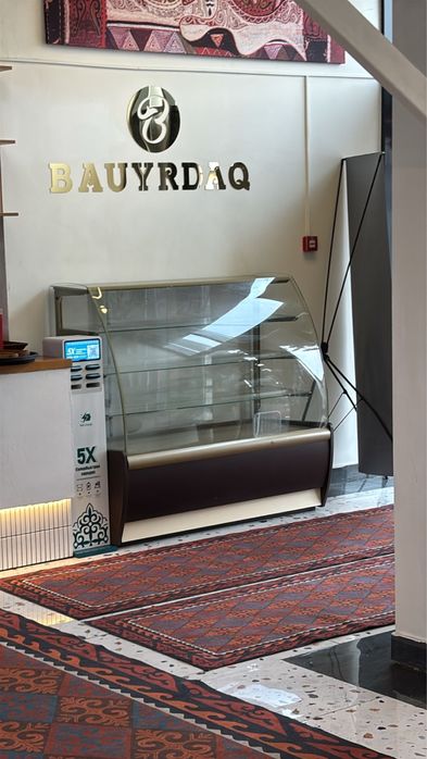 Продам кондитерскую витрину Carboma