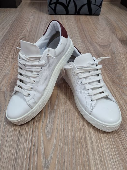 Tenesi Burberry pentru barbati (mărimea 40)