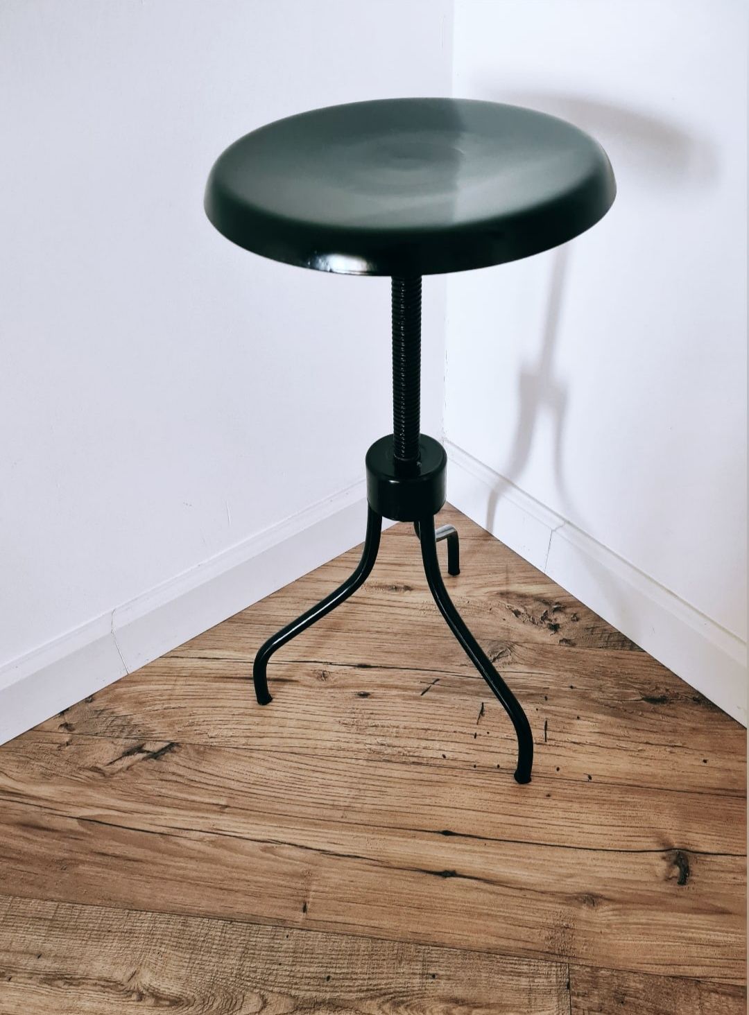 Продаю винтажный винтовой стул-столик, реставрированный
