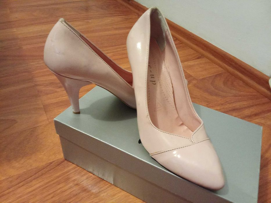 Vand pantofi marimea 38 , roz deschis - 30 lei