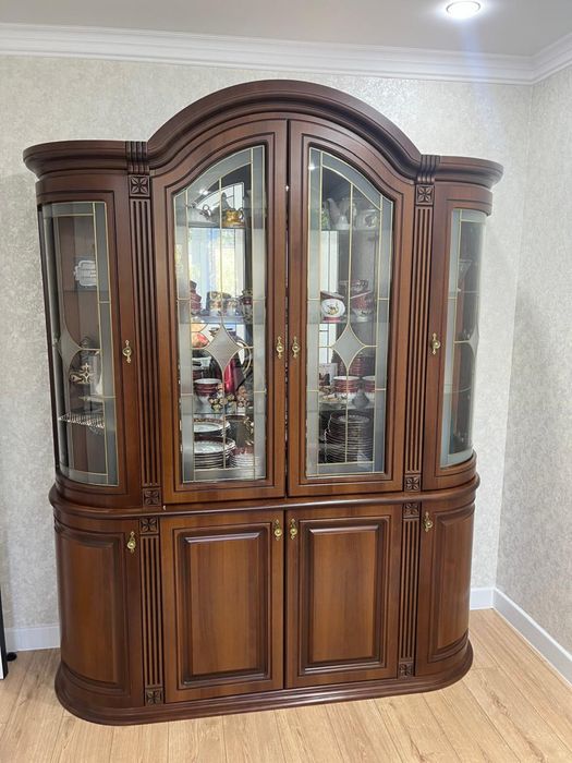 Продам сервант.