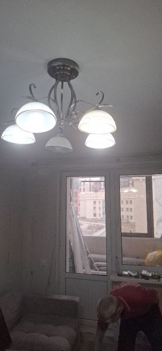 Продам люстру в отличном состоянии. Всё флаконы рабочие