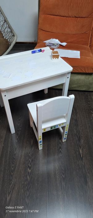 Vând biroude copii, din lemn masiv și scaun, ambele de la Ikea