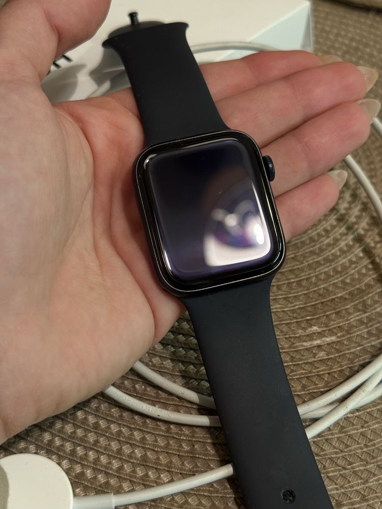 Apple Watch SE 44mm с гаранция до декември 2026 г.