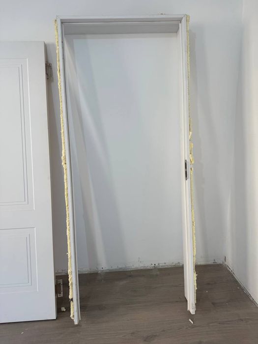 Белая дверь новая мдф